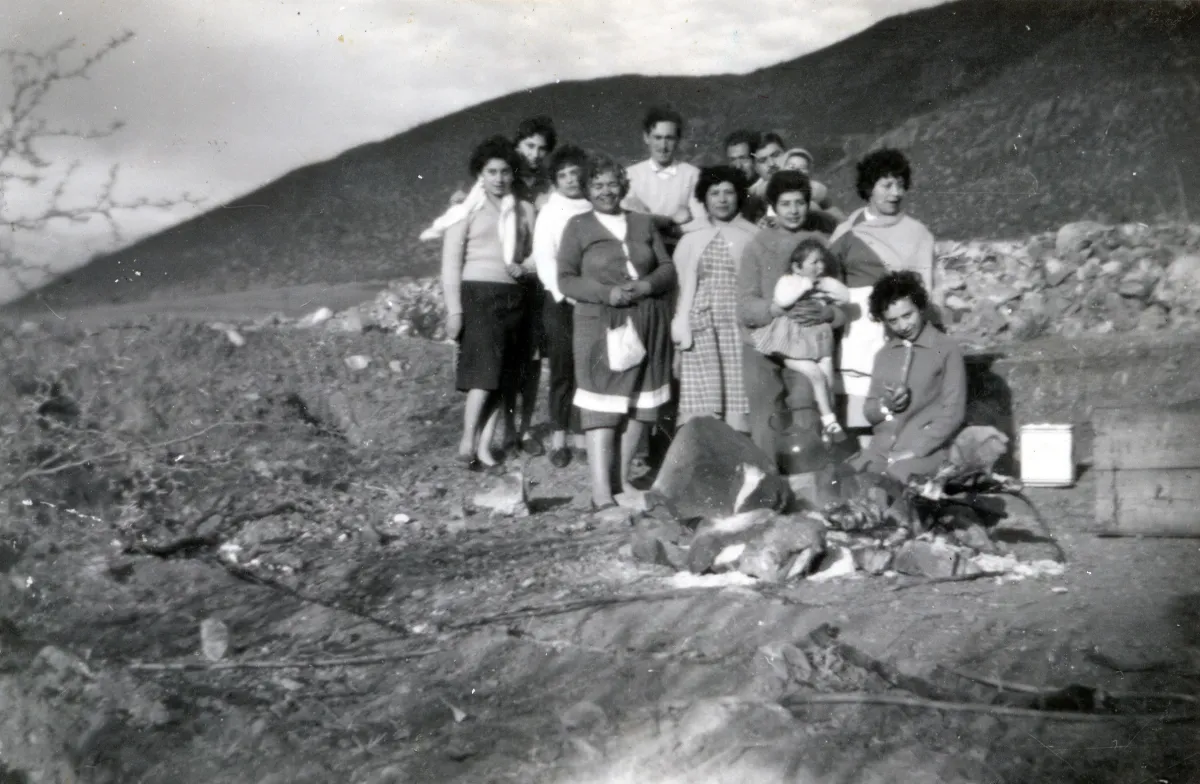 Paseo familiar al cerro — Calle Larga — aprox. 1960 | Chile de Ayer