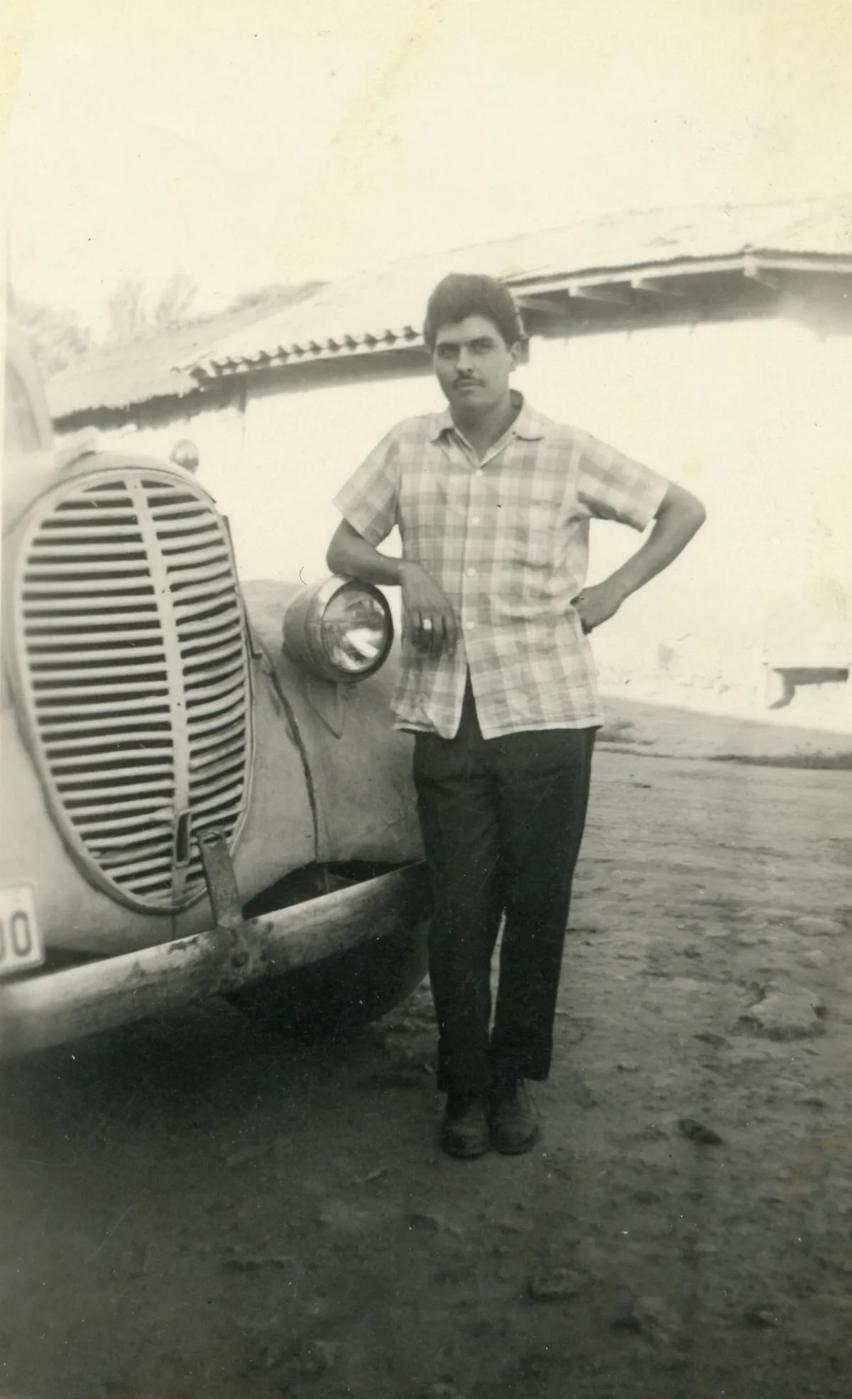 Hombre y su automovil — Calle Larga — aprox. 1960 | Chile de Ayer
