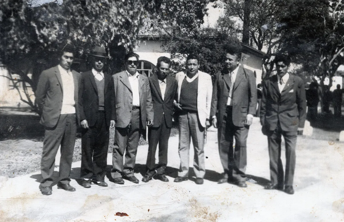 Dirigentes en entrega de domino de parcelas — 1966 | Chile de Ayer