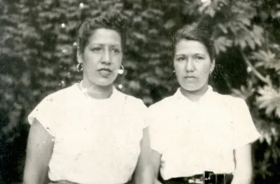 Isolina Fernandez y amiga — Calle Larga — 1955 | Chile de Ayer
