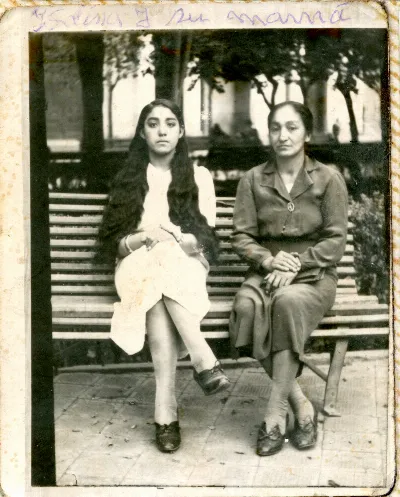 Madre e hija en plaza de Rinconada — Los Andes — 1940 | Chile de Ayer
