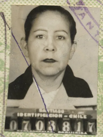 Foto de Pasaportede Yolanda Leiva — Calle Larga — 1957 | Chile de Ayer