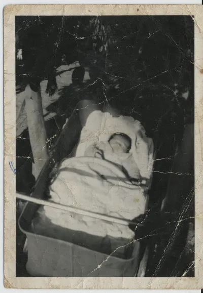 Bebé en coche, un mes de vida — Pocuro — 1964 | Chile de Ayer