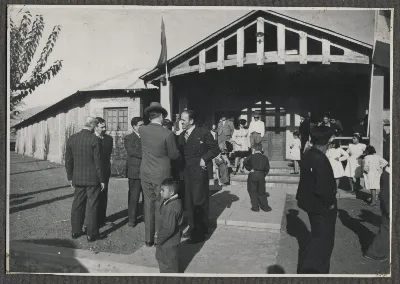 Aistentes a actividad en el complejo para trabajadores de la Hacienda San Vicente — Calle Larga — 1953 | Chile de Ayer