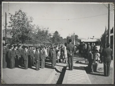 Acto escolar con formación de estudiantes en patio, Escuela Rosa Squella — Calle Larga — 1953 | Chile de Ayer
