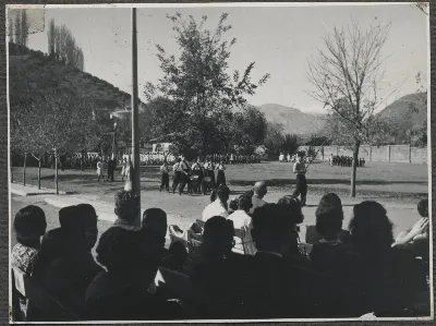 Desfile de alumnos y banda de guerra — Calle Larga — 1953 | Chile de Ayer
