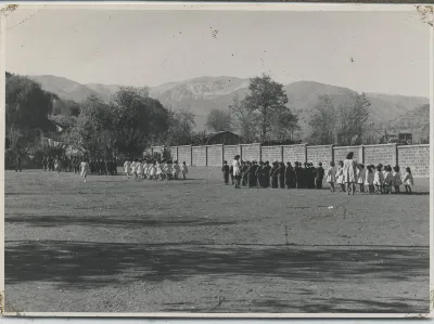 Alumnos de la escuela preparados para desfilar — Calle Larga — 1953 | Chile de Ayer
