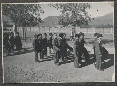 Aumnos desfilando — Calle Larga — 1953 | Chile de Ayer