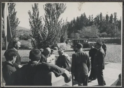 LLegada de autoridades ecleciasticas al complejo para trabajadores de la Hacienda San Vicente — Calle Larga — 1953 | Chile de Ayer