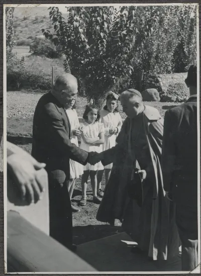 Bienvenida de autoridades locales a sacerdote — Calle Larga — 1953 | Chile de Ayer