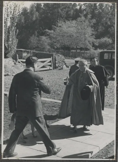 Bienvenida de autoridades locales a sacerdote — Calle Larga — 1953 | Chile de Ayer