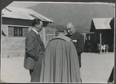 Autoridades de la Fundación Pascual Baburiza junto a Sacerdote — Calle Larga — 1953 | Chile de Ayer