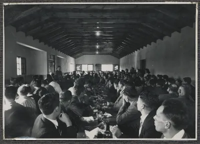 Comedor central del complejo para trabajadores de la Hacienda San Vicente — Calle Larga — 1953 | Chile de Ayer