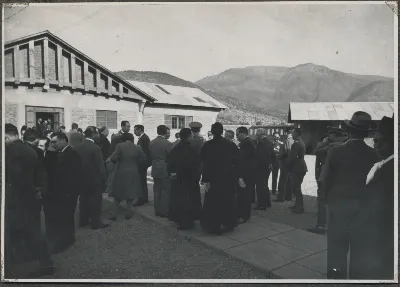 Habitantes y autoridades en ceremonia de bendición del complejo para trabajadores de la Hacienda San Vicente — Calle Larga — 1953 | Chile de Ayer