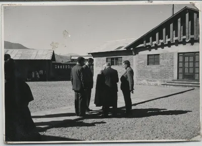 Autoridades de la Fundación Pascual Baburiza junto a Sacerdote — Calle Larga — 1953 | Chile de Ayer