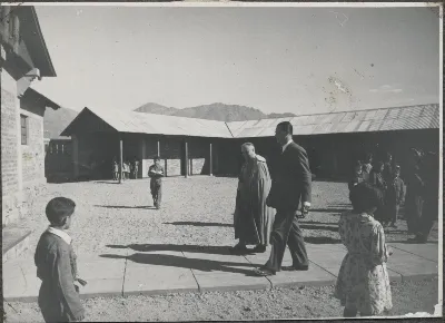 Director la Fundación Pascual Baburiza junto a Sacerdote recorriendo el Complejo para Trabajadores — Calle Larga — 1953 | Chile de Ayer