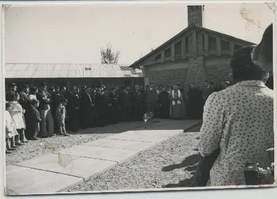 Niños, habitantes y autoridades en ceremonia de bendición del complejo para trabajadores de la Hacienda San Vicente, Actual escuela Cristo Redentor — Calle Larga — 1953 | Chile de Ayer