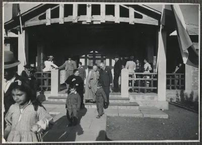 Ceremonia con autoridades y sacerdotes en pórtico del Complejo San Vicente — Calle Larga — 1953 | Chile de Ayer