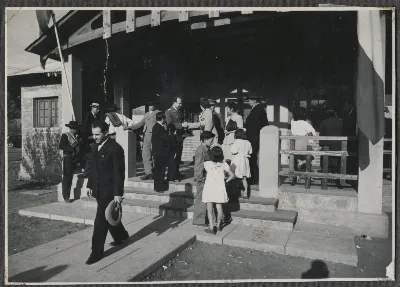 Acto oficial con autoridades en entrada del Complejo Hacienda San Vicente — Calle Larga — 1953 | Chile de Ayer