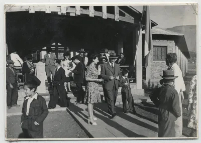 Acto oficial en patio del Complejo para Trabajadores, Hacienda San Vicente — Calle Larga — 1953 | Chile de Ayer