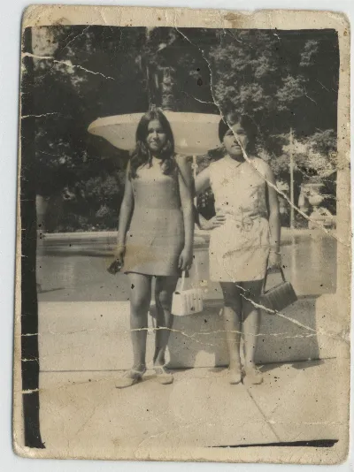 Ana María López con su amiga