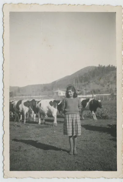 María Dureaux en criaderos de la Hacienda San Vicente — Calle Larga — 1942 | Chile de Ayer