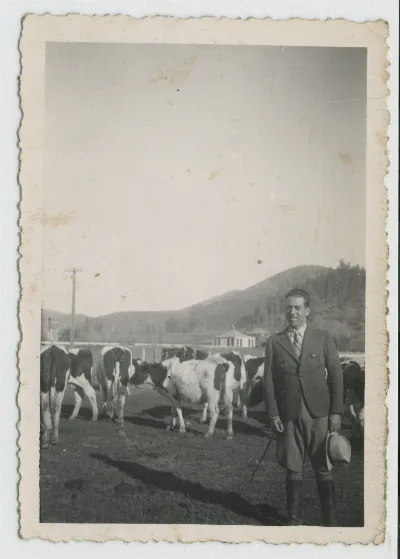 Hombre en criadero de animales de la Hacienda San Vicente — Calle Larga — 1942 | Chile de Ayer