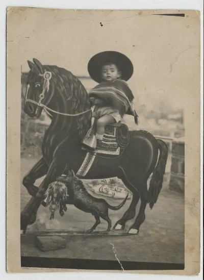 Niño a caballo (minutero) — 1957 | Chile de Ayer