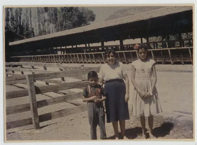 Habitantes de la Hacienda San Vicente en criadero de animales — Calle Larga — 1963 | Chile de Ayer