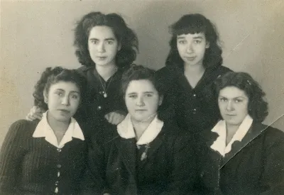 Emilia Tapia y compañeras de curso — Los Andes — 1946 | Chile de Ayer