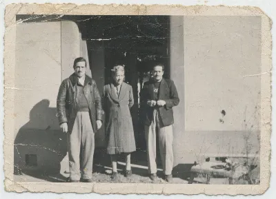 Familia Contreras Clavijo frente a la casa de Pocuro — Pocuro — 1950 | Chile de Ayer