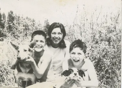 Hermanos en el tranque de Pocuro — Calle Larga — 1965 | Chile de Ayer
