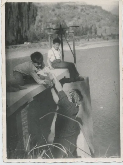 Niños operando compuerta en Tranque Fundo el Guindal — Calle Larga — 1967 | Chile de Ayer