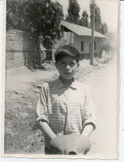 Niño en Calle Las Delicias de Pocuro — Pocuro — 1965 | Chile de Ayer