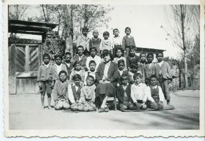 Maestra Blanca Clavijo Maturana y alumnos de la
Escuela Primaria — Calle Larga — 1930 | Chile de Ayer