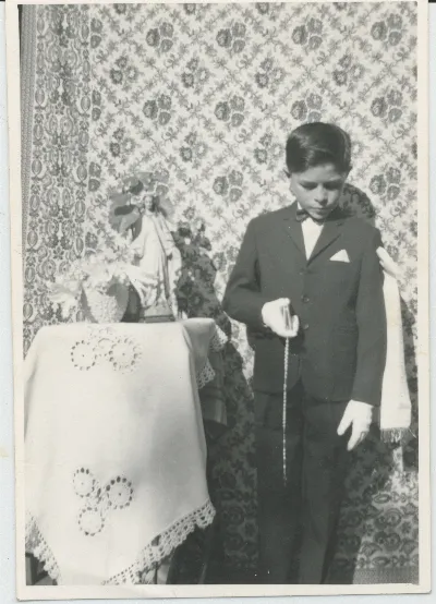 Primera Comunión en Pocuro, niño ante altar floral — Pocuro — 1964 | Chile de Ayer