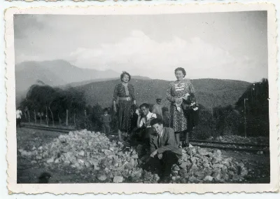Personas al costado de la linea del ferrocarril — Calle Larga — 1925 | Chile de Ayer