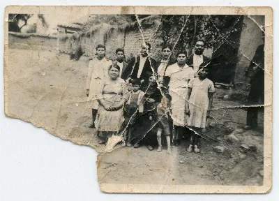 Familia Vergara Berríos con niños en patio de casa — Pocuro — 1946 | Chile de Ayer