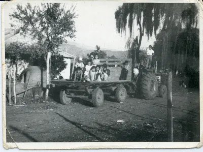 Niños amigos en carro coloso de La Caldera Vieja — Calle Larga — 1972 | Chile de Ayer