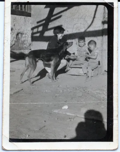 Familia Salinas con perro en Calle Larga — Calle Larga — 1968 | Chile de Ayer