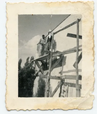 Trabajo de construcción y pintura de la capilla Nuestra Señora de Fatima — Los Andes — 1958 | Chile de Ayer
