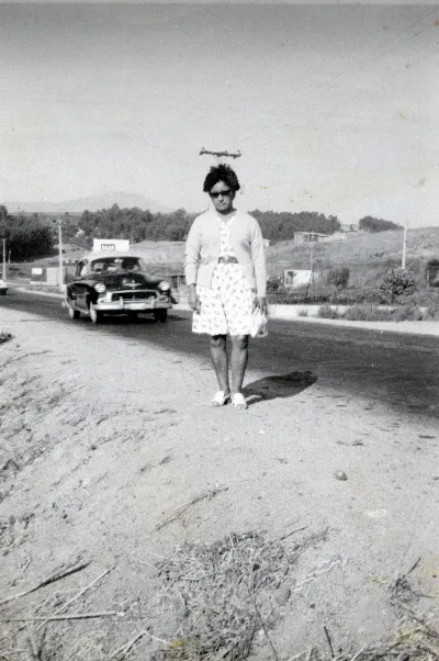 Mujer a un cosatado del camino — 1960 | Chile de Ayer