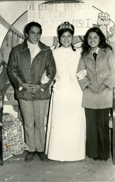 Reina de la Primavera y amigos — Calle Larga — 1970 | Chile de Ayer