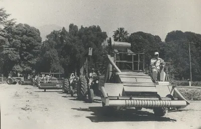 Desfile de cosechadoras y tractores en Calle Larga, ceremonia IAPB — Calle Larga — 1954 | Chile de Ayer