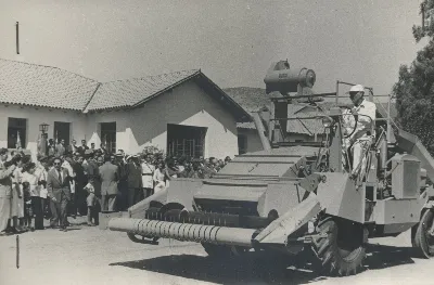 Donación IAPB con cosechadora y multitud en Calle Larga — Calle Larga — 1954 | Chile de Ayer