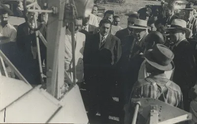 Ceremonia IAPB con maquinaria agrícola en primer plano — Calle Larga — 1954 | Chile de Ayer