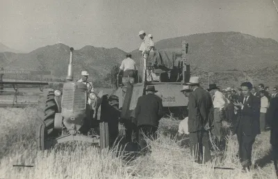 Donación IAPB con tractor y camión en Calle Larga — Calle Larga — 1954 | Chile de Ayer