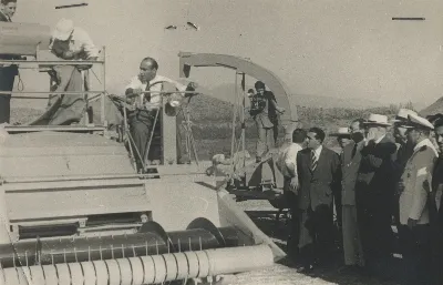 Desfile de autoridades y ceremonia de donacion de maquinaria agricola IAPB — Calle Larga — 1954 | Chile de Ayer