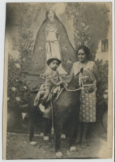 Abuela con su nieto — Calle Larga — 1971 | Chile de Ayer