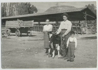 Habitantes de la Hacienda San Vicente en criadero de animales — Calle Larga — 1959 | Chile de Ayer
